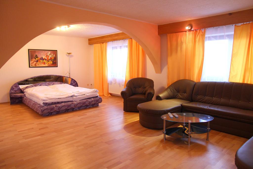 Retro Vrbovec Hotel ภายนอก รูปภาพ