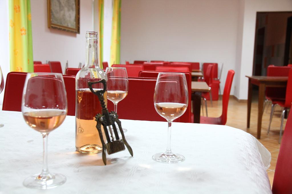 Retro Vrbovec Hotel ภายนอก รูปภาพ