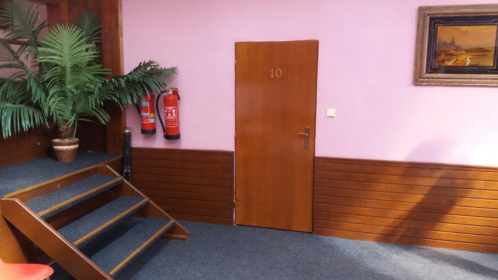 Retro Vrbovec Hotel ภายนอก รูปภาพ