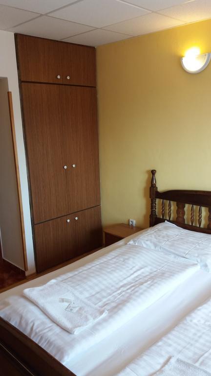 Retro Vrbovec Hotel ภายนอก รูปภาพ