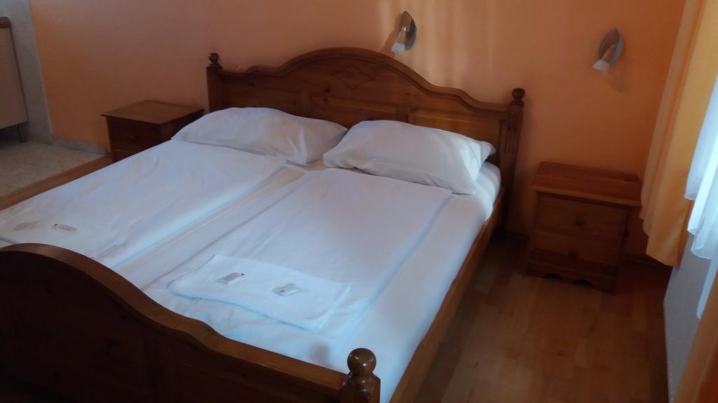 Retro Vrbovec Hotel ภายนอก รูปภาพ
