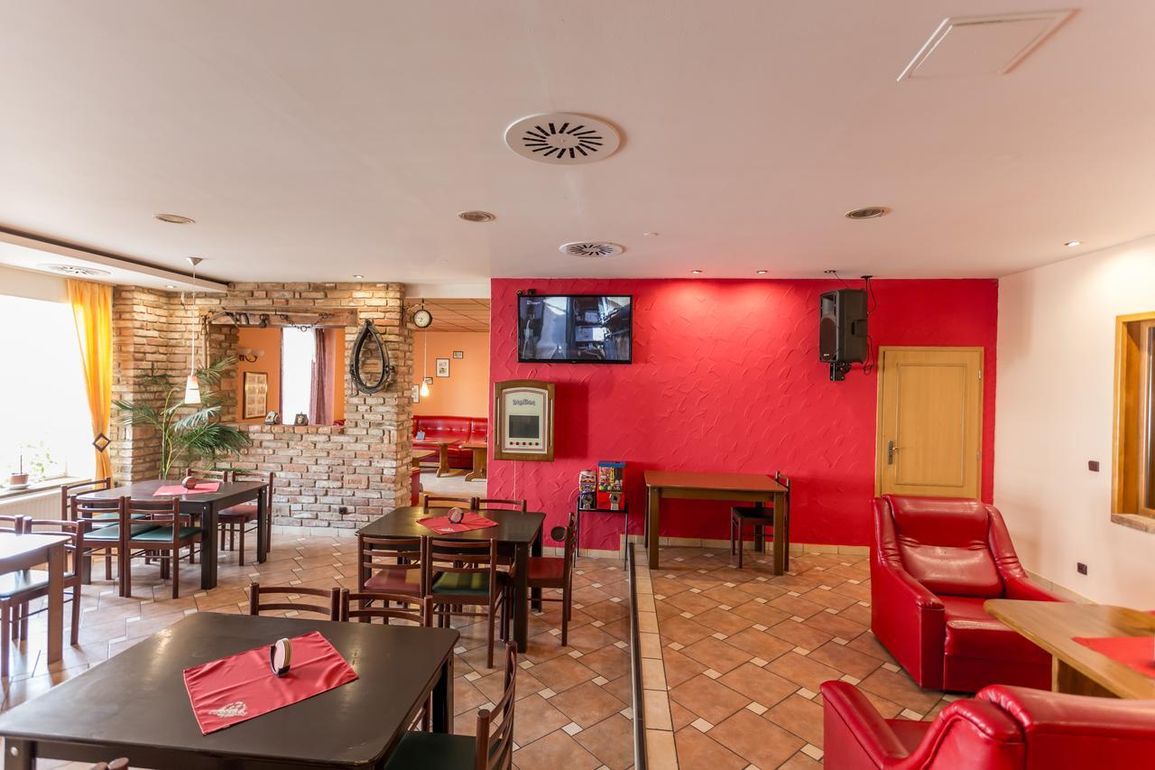 Retro Vrbovec Hotel ภายนอก รูปภาพ