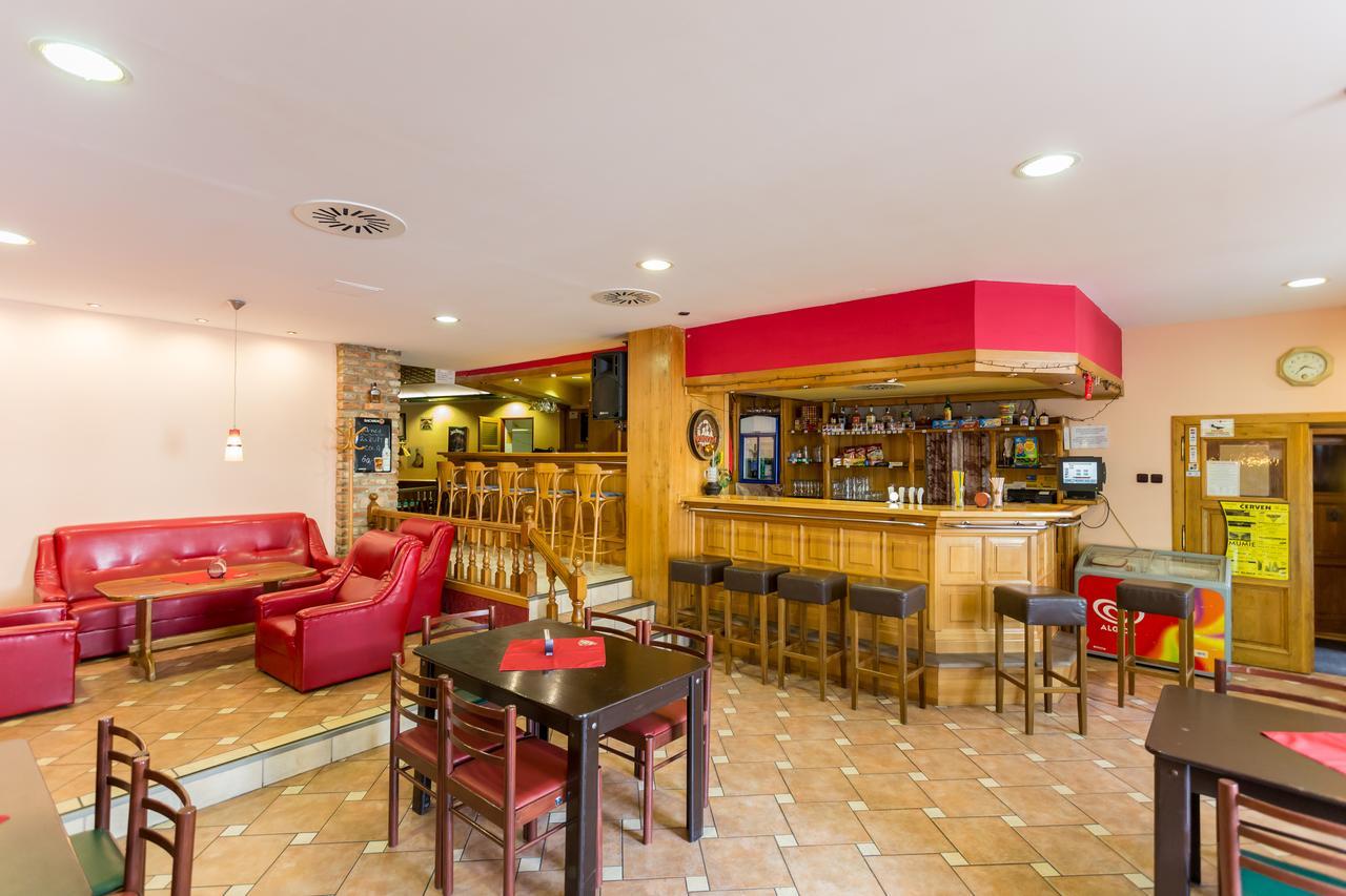 Retro Vrbovec Hotel ภายนอก รูปภาพ